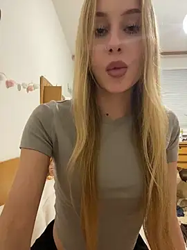 Snapshot of RemyStyles chatting on 12-21-25, 12:18 RemyStyles online show from 12-21-25, 12:18