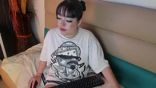 bubble  angel   online show from 12-04-25, 11:41