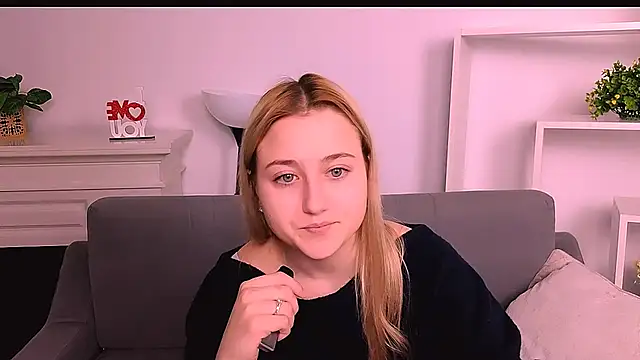 Snapshot of Lulu___Moon chatting on 02-18-26, 09:44 Lulu Moon online show from 02-18-26, 09:44