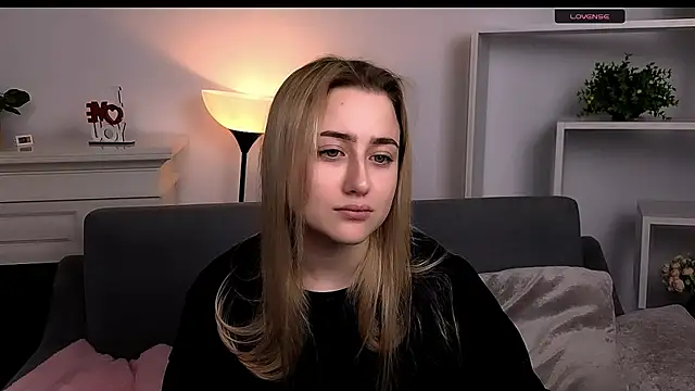 Snapshot of Lulu___Moon chatting on 03-12-26, 09:43 Lulu Moon online show from 03-12-26, 09:43