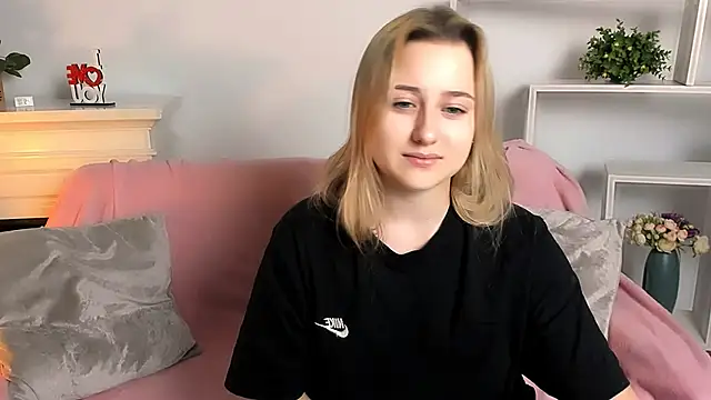 Snapshot of Lulu___Moon chatting on 03-20-26, 08:57 Lulu Moon online show from 03-20-26, 08:57