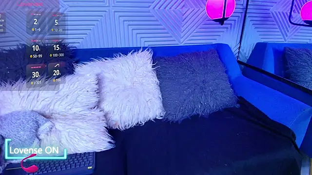 Snapshot of CinnamonHeat chatting on 10-14-25, 11:11 CinnamonHeat online show from 10-14-25, 11:11