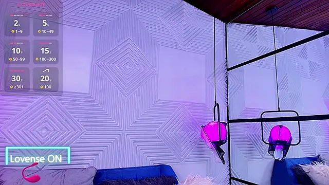 Snapshot of CinnamonHeat chatting on 10-20-25, 11:10 CinnamonHeat online show from 10-20-25, 11:10