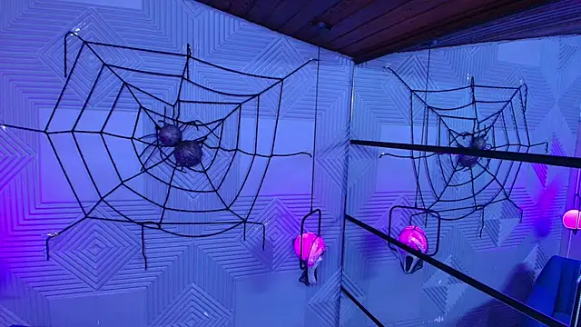 Snapshot of CinnamonHeat chatting on 10-24-25, 11:06 CinnamonHeat online show from 10-24-25, 11:06