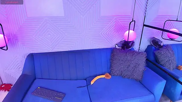 Snapshot of CinnamonHeat chatting on 10-25-25, 11:07 CinnamonHeat online show from 10-25-25, 11:07