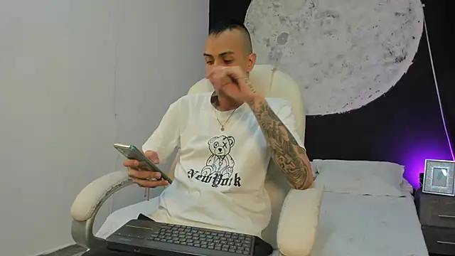 DerryAndIzzy online show from 10-12-25, 04:11