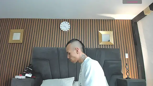 DerryAndIzzy online show from 11-13-25, 04:33