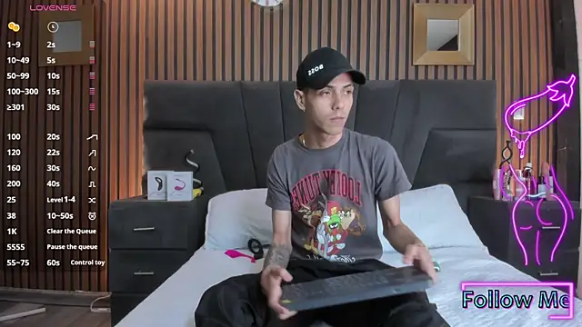 DerryAndIzzy online show from 11-21-25, 05:50