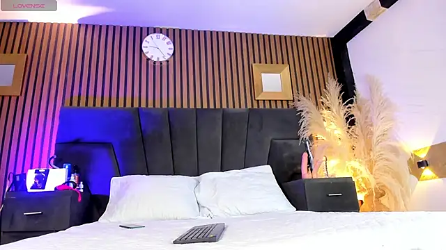 Snapshot of DerryAndIzzy chatting on 12-19-25, 05:14 DerryAndIzzy online show from 12-19-25, 05:14