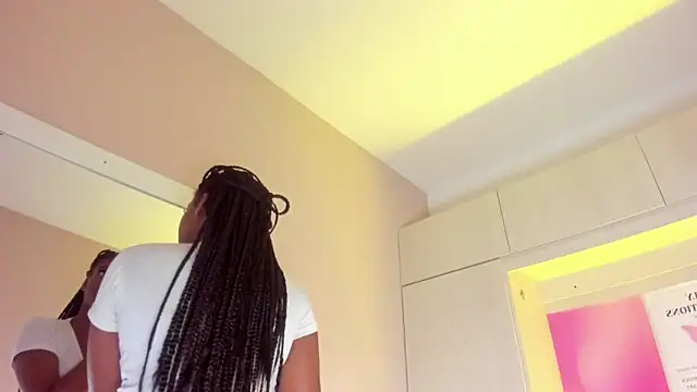 Snapshot of MaraBaker chatting on 12-17-25, 12:00 MaraBaker online show from 12-17-25, 12:00