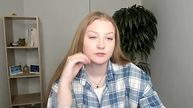 Snapshot of AdenaBourgois chatting on 10-13-25, 10:37 AdenaBourgois online show from 10-13-25, 10:37
