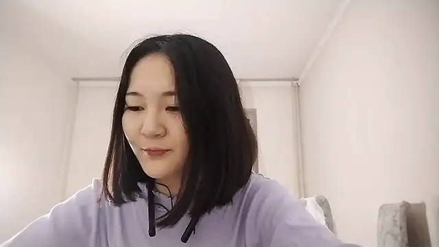 Lyndasilk online show from 10-28-25, 02:09