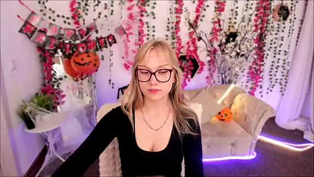 Snapshot of AnnieGitis chatting on 10-15-25, 08:20 AnnieGitis online show from 10-15-25, 08:20