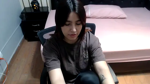 Snapshot of 1evelinewood chatting on 03-17-26, 01:25 1evelinewood online show from 03-17-26, 01:25