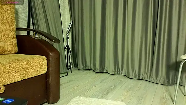 Snapshot of MissPompadure chatting on 12-19-25, 06:37 MissPompadure online show from 12-19-25, 06:37