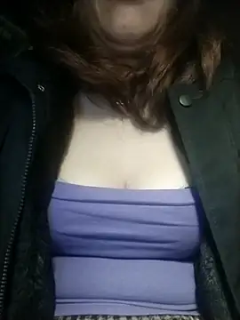 YiyinLy online show from 12-19-25, 08:05