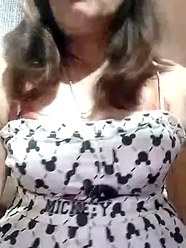 YiyinLy online show from 02-06-26, 12:41