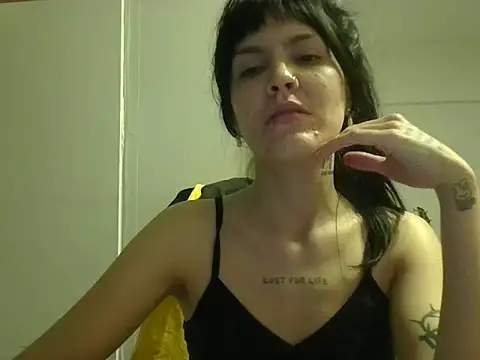 Snapshot of miapink33 chatting on 11-15-25, 01:47 miapink33 online show from 11-15-25, 01:47