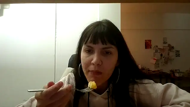 Snapshot of miapink33 chatting on 03-24-26, 01:32 miapink33 online show from 03-24-26, 01:32