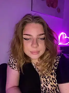 Snapshot of VickyKarter chatting on 10-16-25, 03:02 VickyKarter online show from 10-16-25, 03:02