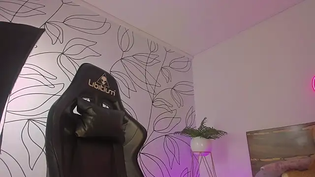 Snapshot of merida_06 chatting on 10-17-25, 02:15 merida 06 online show from 10-17-25, 02:15