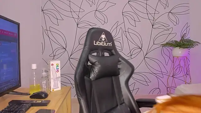 Snapshot of merida_06 chatting on 11-25-25, 02:33 merida 06 online show from 11-25-25, 02:33