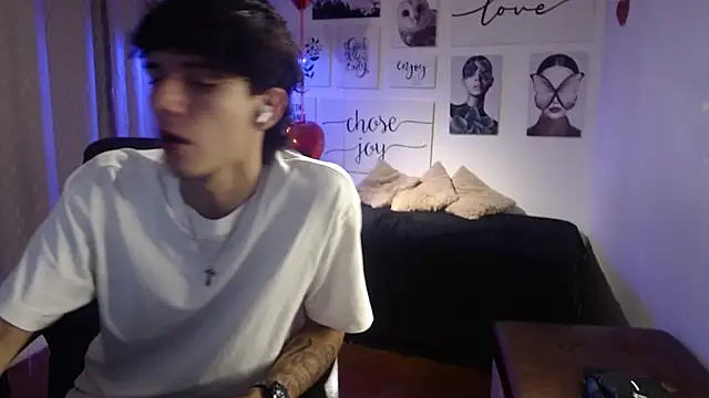 Snapshot of AmethystShadow17 chatting on 02-21-26, 08:43 AmethystShadow17 online show from 02-21-26, 08:43