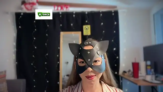 Snapshot of _Nefertiti chatting on 06-11-26, 02:04 Nefertiti online show from 06-11-26, 02:04