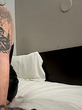 Snapshot of Badwolffxo chatting on 10-19-25, 05:02 Badwolffxo online show from 10-19-25, 05:02