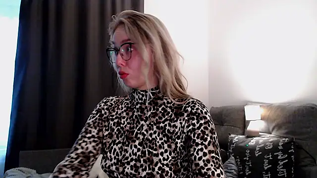 Snapshot of Michellee_Nilson chatting on 10-14-25, 05:41 Michellee Nilson online show from 10-14-25, 05:41
