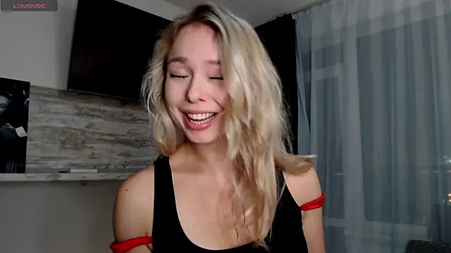 Snapshot of Michellee_Nilson chatting on 10-15-25, 08:31 Michellee Nilson online show from 10-15-25, 08:31