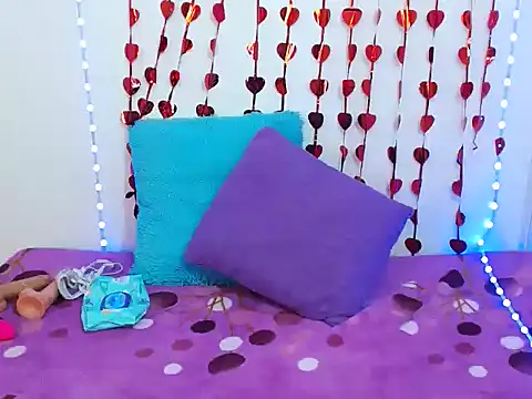 Isaa Foxx  online show from 10-17-25, 01:57