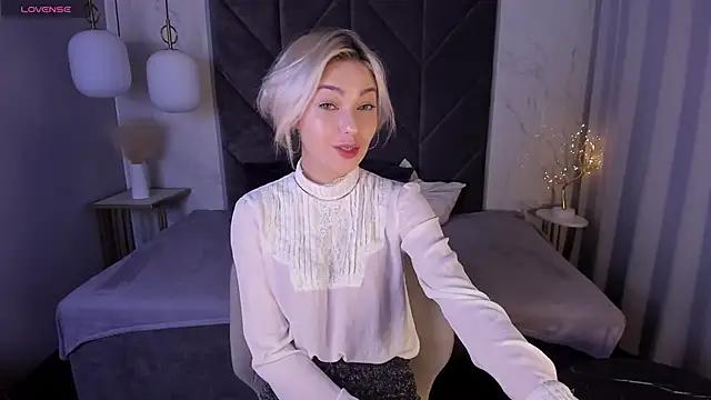 Snapshot of AlysiaSun_ chatting on 10-17-25, 01:57 AlysiaSun online show from 10-17-25, 01:57