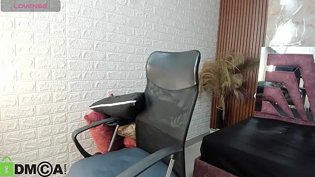 Amara  Hank online show from 10-26-25, 01:06