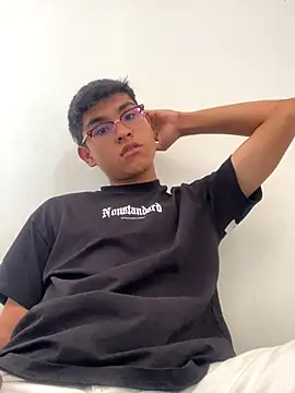 Muchachito18 online show from 10-15-25, 03:56