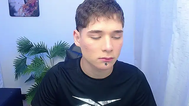 Snapshot of Mattass18 chatting on 06-10-26, 01:32 Mattass18 online show from 06-10-26, 01:32