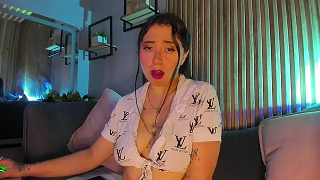 Snapshot of JuliethCruz_ chatting on 06-18-26, 07:29 JuliethCruz online show from 06-18-26, 07:29