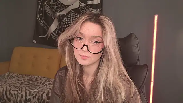 Snapshot of BellaSink chatting on 05-18-26, 04:18 BellaSink online show from 05-18-26, 04:18