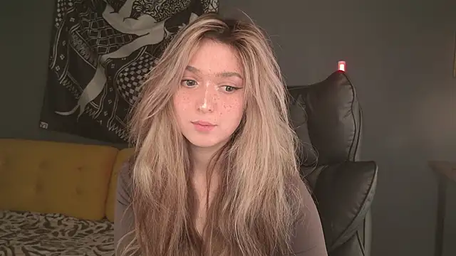 Snapshot of BellaSink chatting on 05-19-26, 11:11 BellaSink online show from 05-19-26, 11:11