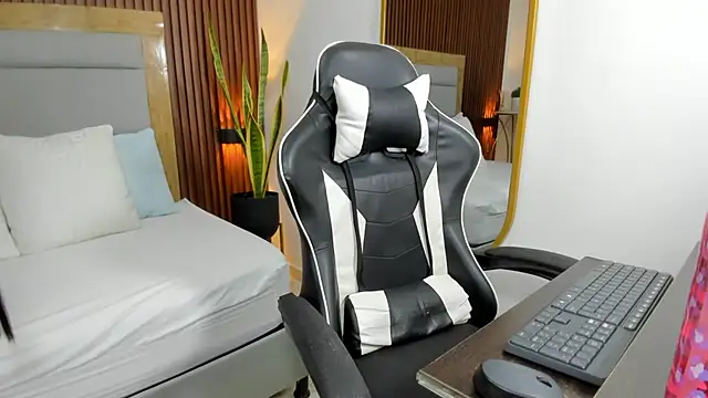 briana titsworth online show from 11-28-25, 02:14