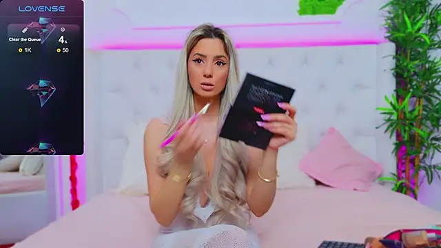 Snapshot of AriannaSins chatting on 02-11-25, 06:01 AriannaSins online show from 02-11-25, 06:01