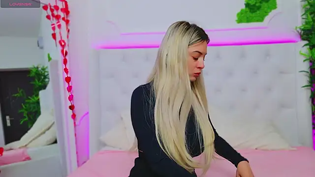 Snapshot of AriannaSins chatting on 02-28-25, 01:14 AriannaSins online show from 02-28-25, 01:14