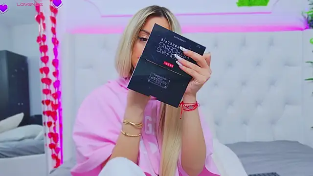 Snapshot of AriannaSins chatting on 03-11-25, 04:29 AriannaSins online show from 03-11-25, 04:29