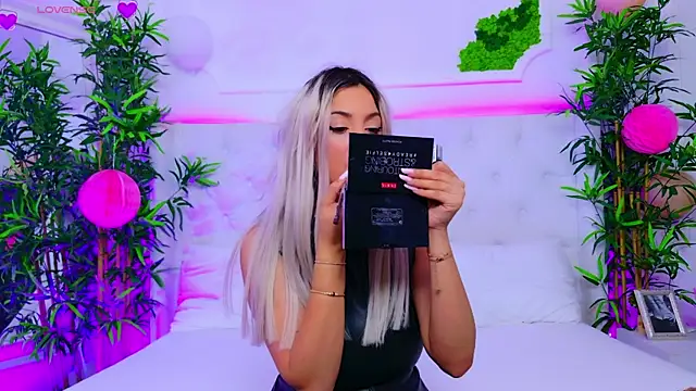 Snapshot of AriannaSins chatting on 09-22-25, 12:29 AriannaSins online show from 09-22-25, 12:29