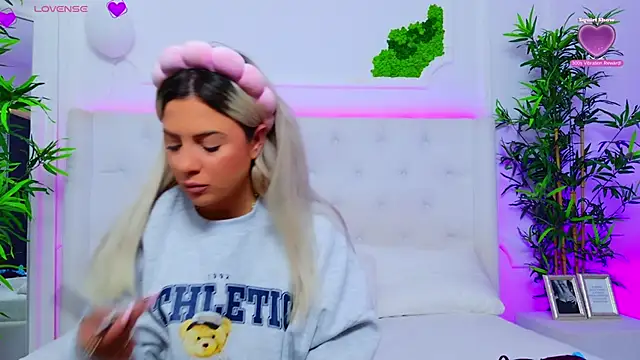 Snapshot of AriannaSins chatting on 09-29-25, 12:21 AriannaSins online show from 09-29-25, 12:21