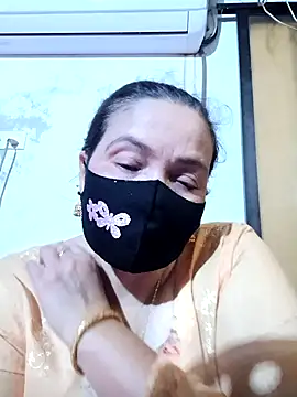 Snapshot of Moyna_1 chatting on 10-17-25, 07:33 Moyna 1 online show from 10-17-25, 07:33