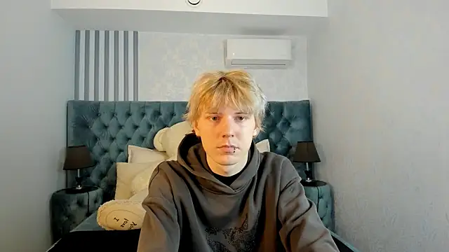 Snapshot of KevinMilky chatting on 10-22-25, 02:28 KevinMilky online show from 10-22-25, 02:28