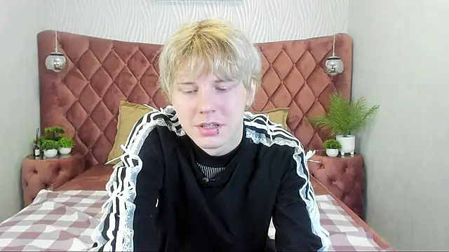 Snapshot of KevinMilky chatting on 10-24-25, 02:57 KevinMilky online show from 10-24-25, 02:57