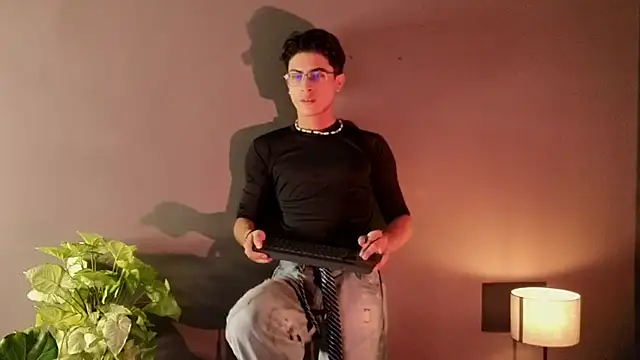 Aaron Eze online show from 11-26-25, 01:28