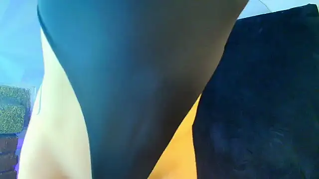 LiliBundy online show from 10-25-25, 04:20